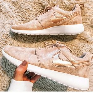 Womens Nike Roshe Shoes size 6.5 would fit a 7